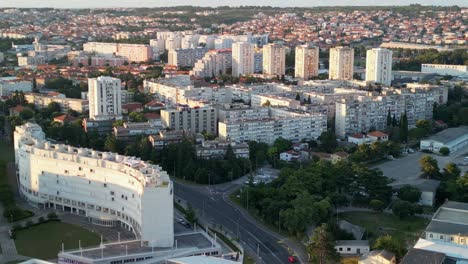 arquitectura urbana una vista aérea amplia de zadar, croacia con vistas panorámicas al atardecer sobre el puerto deportivo y el casco antiguo