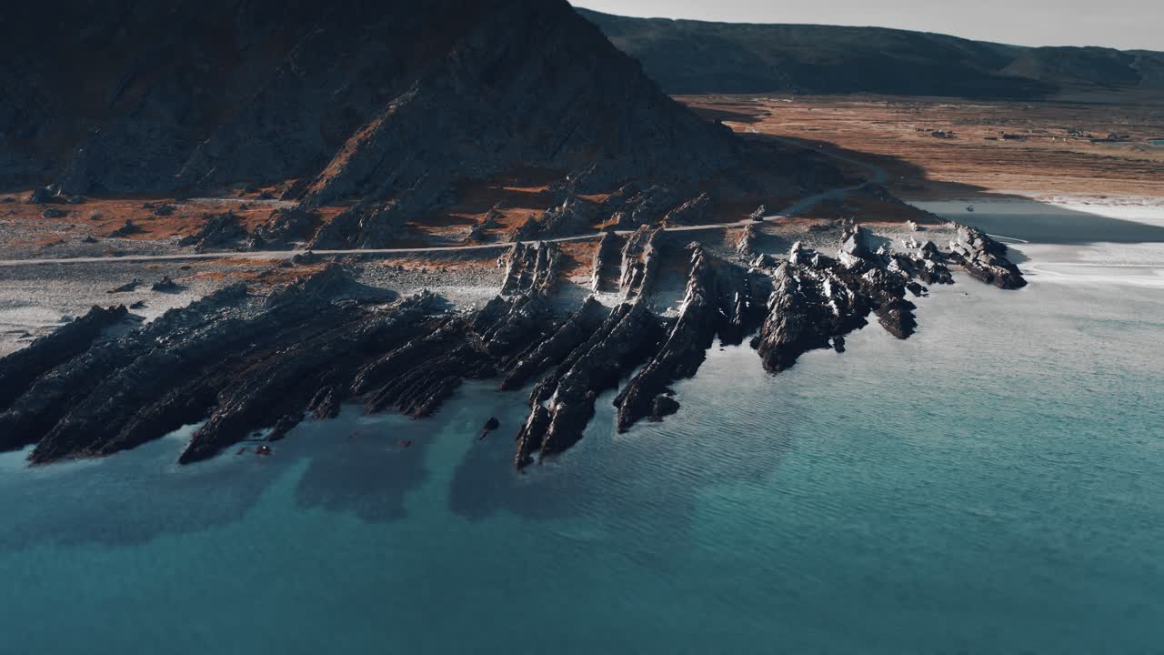 Vista aerea delle lunghe scogliere frastagliate sulle coste di Varanger