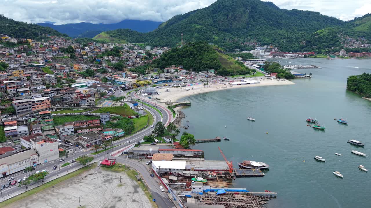 Drone, liman üzerinden Praia do Anil ve tropikal kıyı şeridine doğru ilerliyor.