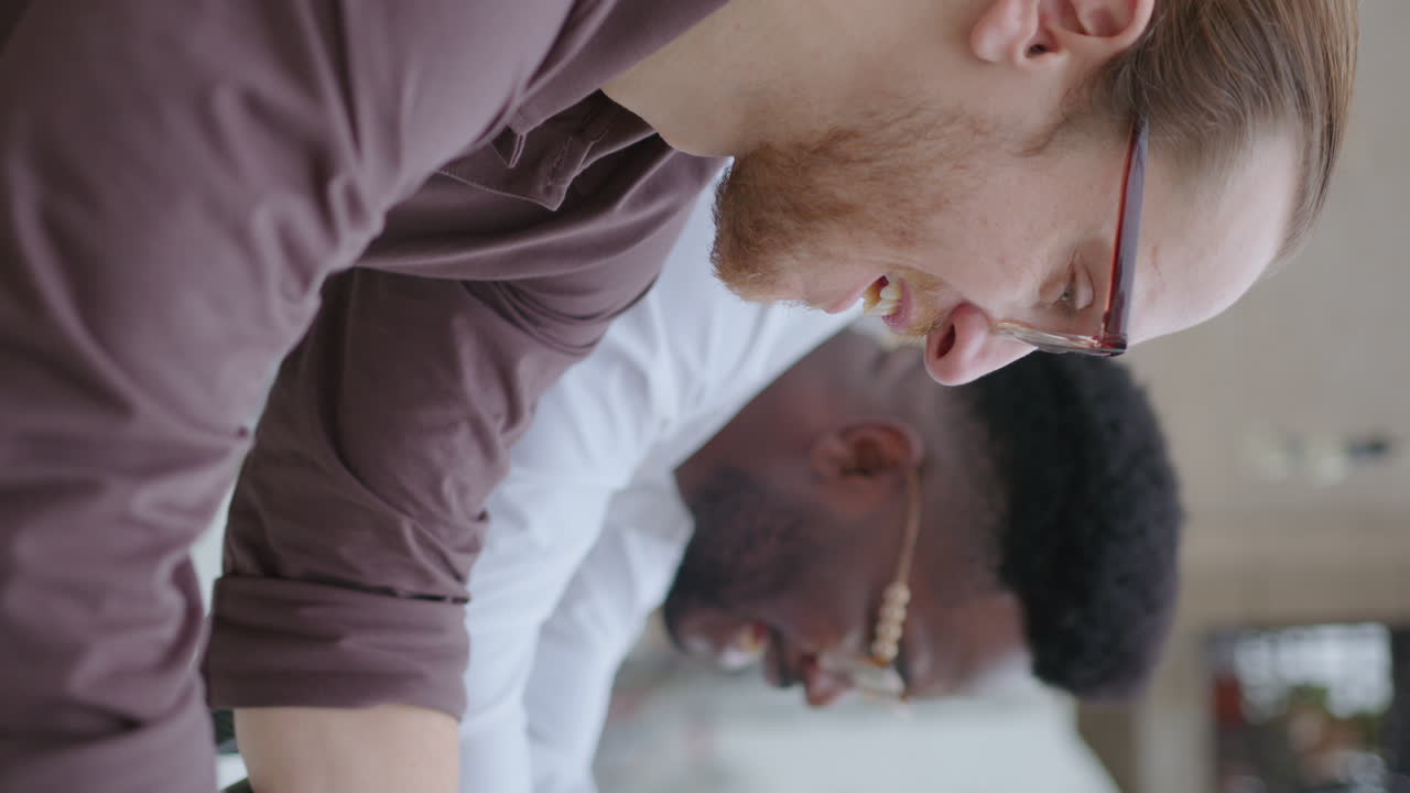 dos compañeros de trabajo masculinos hablando de negocios durante el descanso afuera