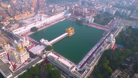 el templo de oro, también conocido como el harimandir sahib, vista aérea por el dron dji mini3pro