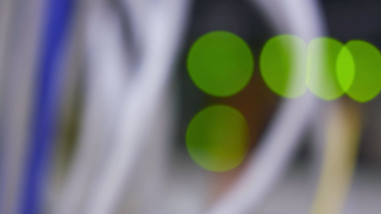 luces de led bokeh verdes parpadeando en el lado trasero del servidor de datos en funcionamiento
