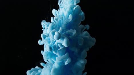 los remolinos de tinta azul abstracta
