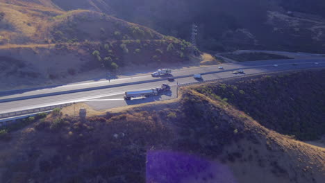 Vista-Aérea-De-La-órbita-De-La-Asistencia-En-Carretera-De-Camiones-Junto-A-Una-Autopista-Muy-Transitada