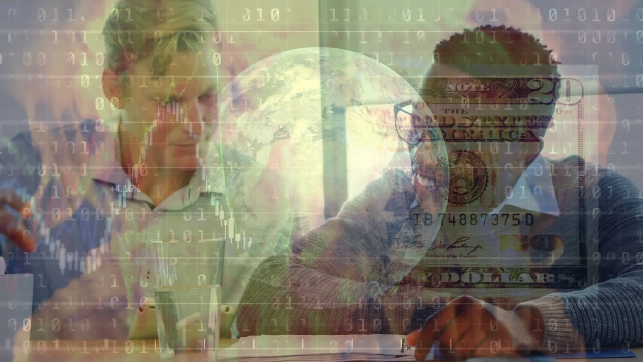 animación de procesamiento de datos financieros y globo con codificación binaria sobre hombres de negocios hablando