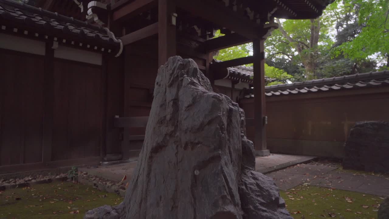 It is very common to see in the Buddhist temples of Tokyo and Kyoto different designs of gardens with large stones, which symbolize the mountains of the sea.
