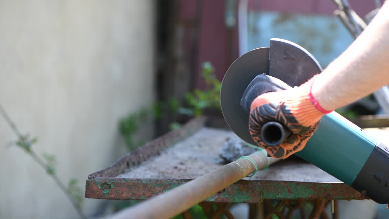 글 그린더에서 일하는 남자. 뜨거운 금속에서 불꽃이 날아갑니다.