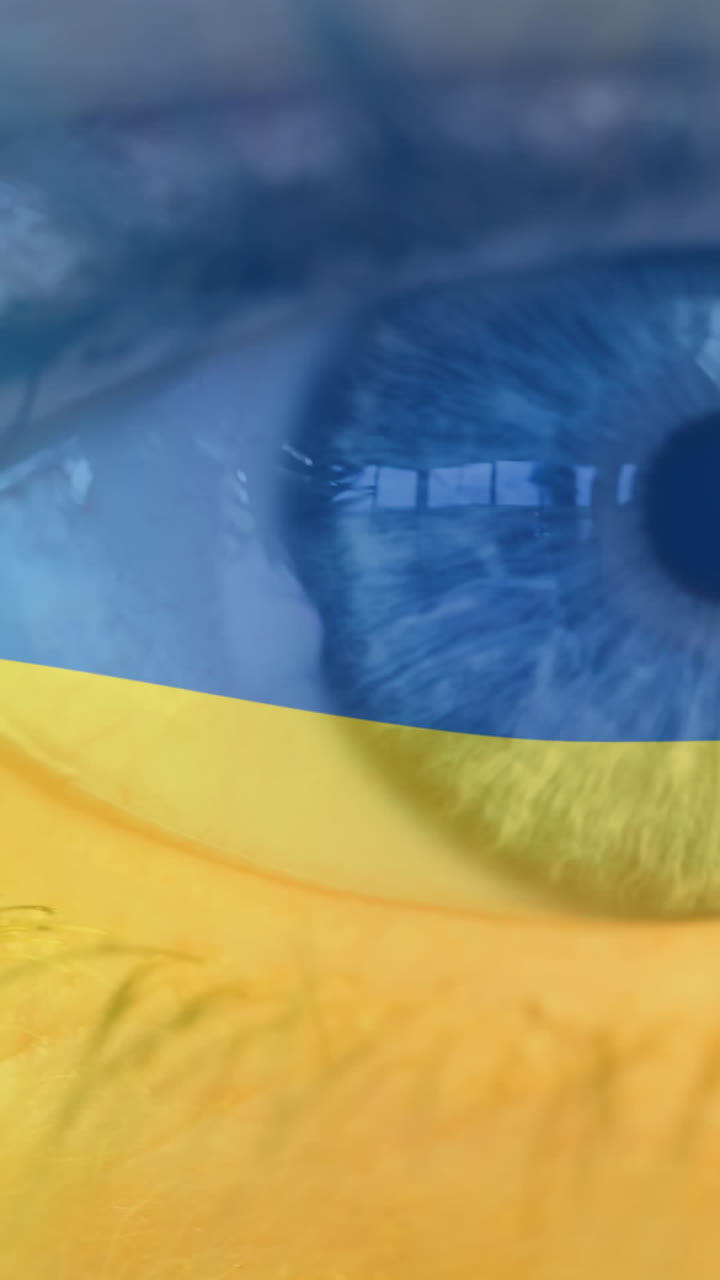 Animazione della bandiera dell'Ucraina che sventola sopra l'occhio aperto di una donna caucasica
