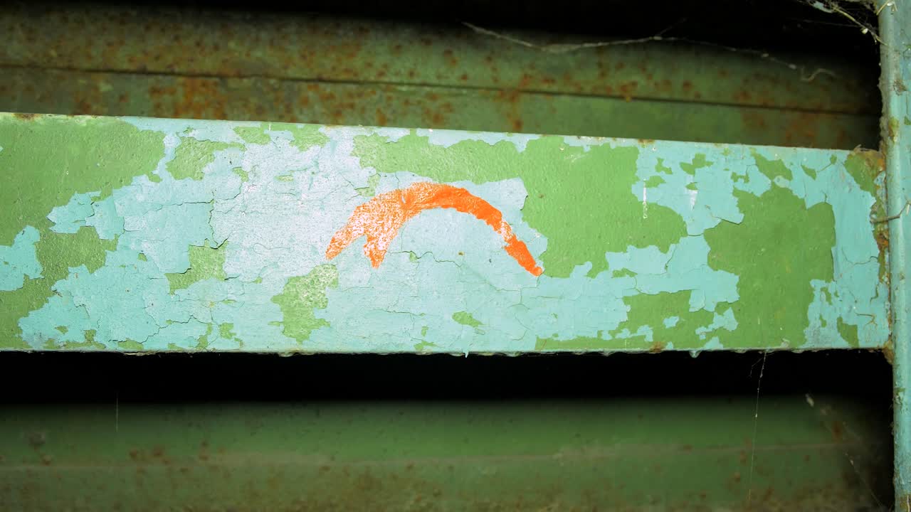 민간인을 숨기기 위해 콘크리트 폭탄 보호소 안에 빨간색 화살표가 있는 오래된 강철 문, 오래된 해안 요새에 지어진 지하 종말 벙커, 핸드헬드 근접 촬영