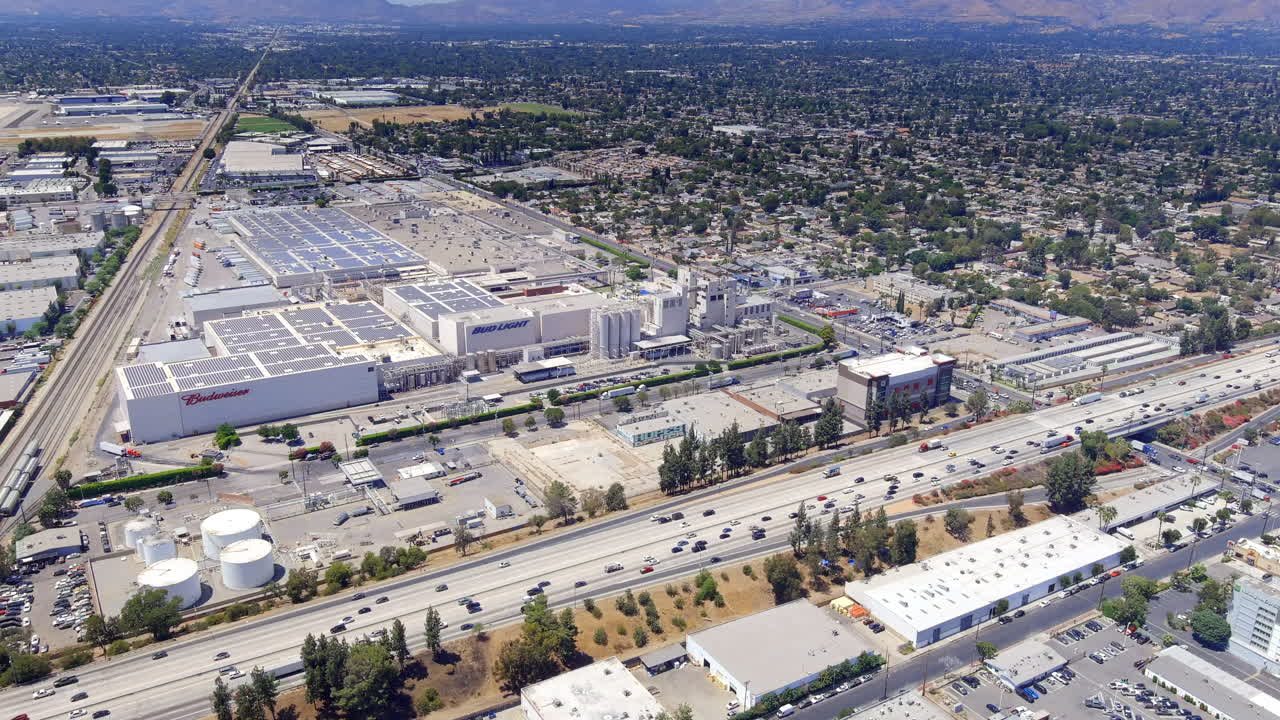 거대한 버드와이저 앤호이저 부쉬 양조장과 창고가 있는 산 페르난도의 고속도로 및 산업 부분 - 공중 시차