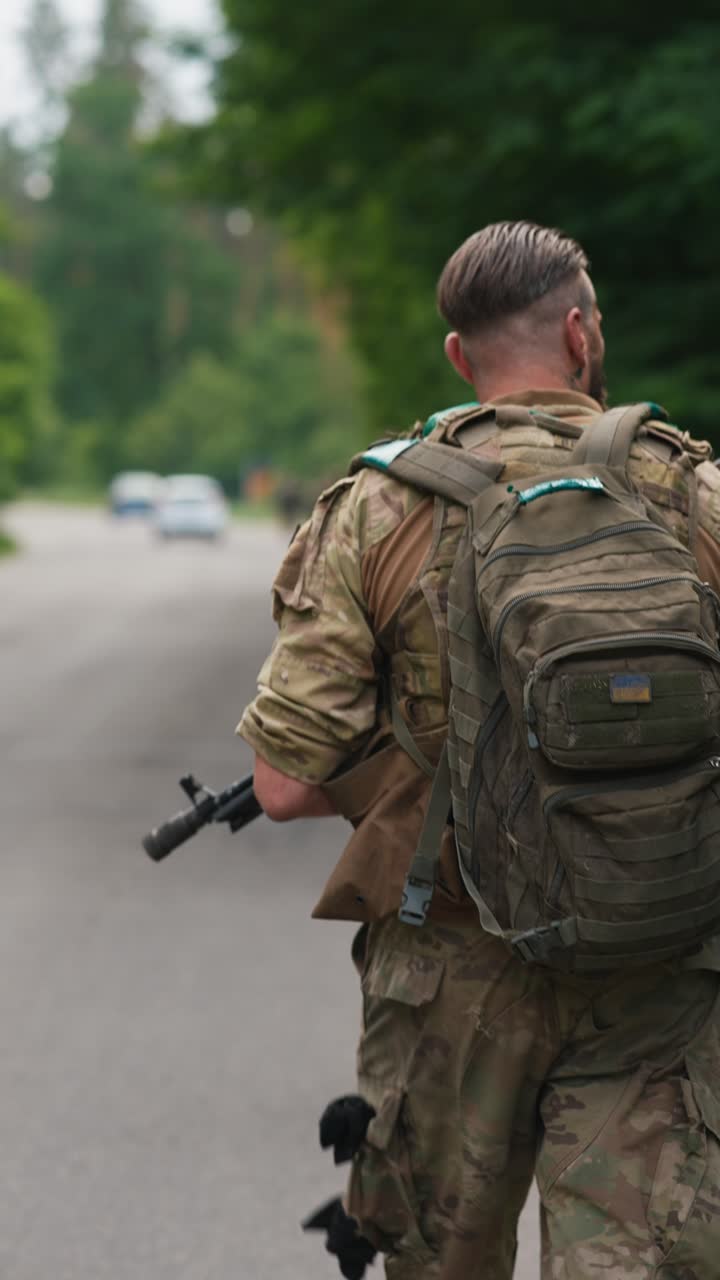 soldado ucraniano en patrulla