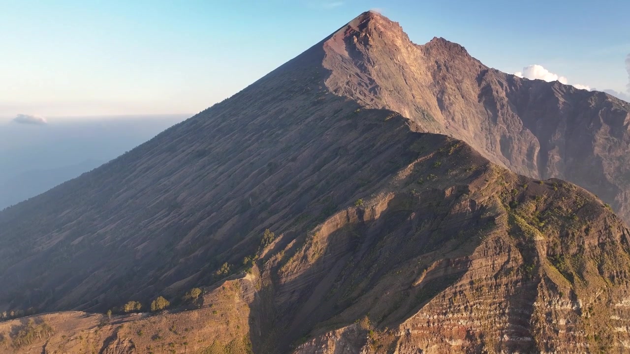 Rivelazione con drone della cima del Monte Rinjani sopra l'enorme cratere vulcanico. Lombok, Indonesia