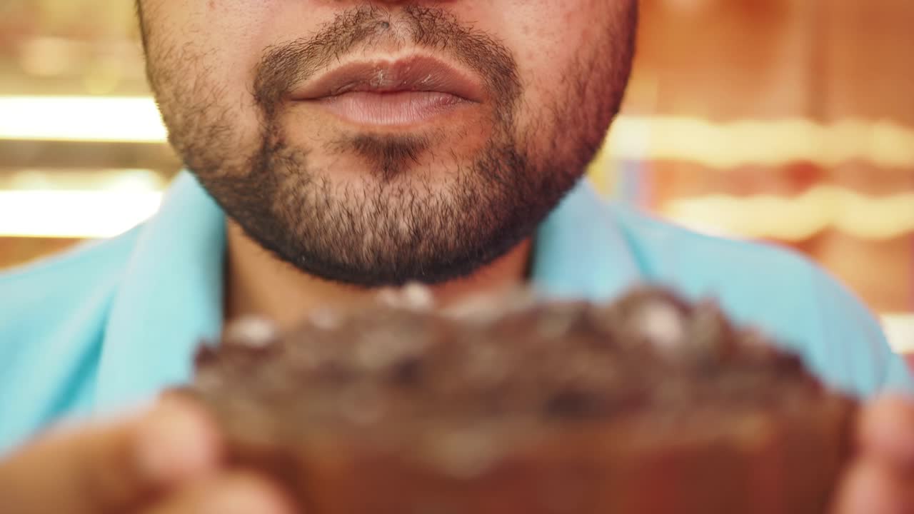hombre comiendo pastel de chocolate