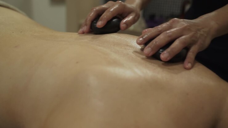 Dette er en Hot Stones-massagebehandling