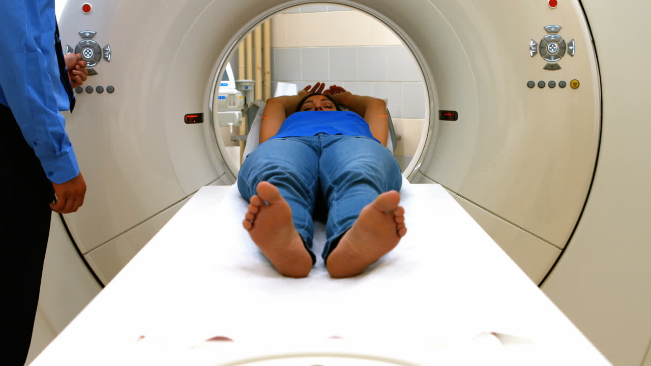 un paciente es cargado en una máquina de rmn