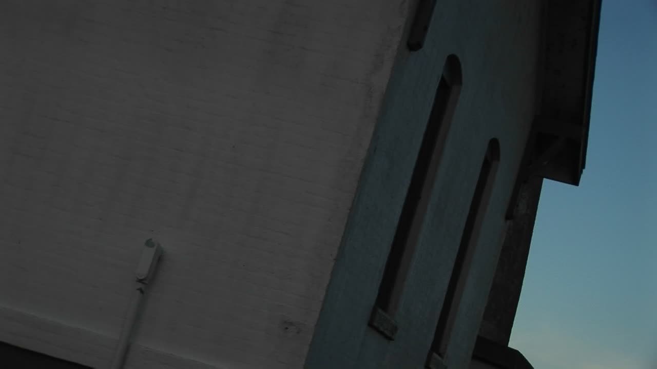 카메라가 등대를 천천히 패닝하여 구조물의 건축 세부 사항을 아찔하게 보여줍니다.