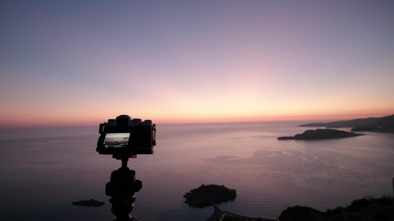 스베티 스테판 근처 몬테네그로의 해안선이 내려다보이는 일몰