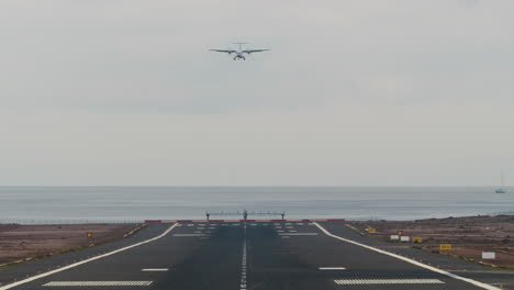 el avión vuela al aeropuerto