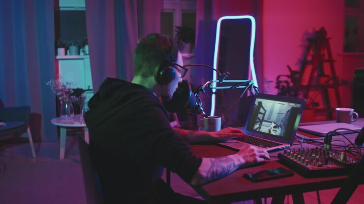 Giovane uomo che trasmette in live streaming un videogioco