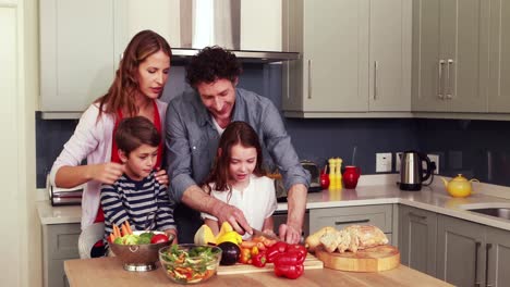 Glückliche-Familie,-Die-Gemeinsam-Gemüse-Zubereitet