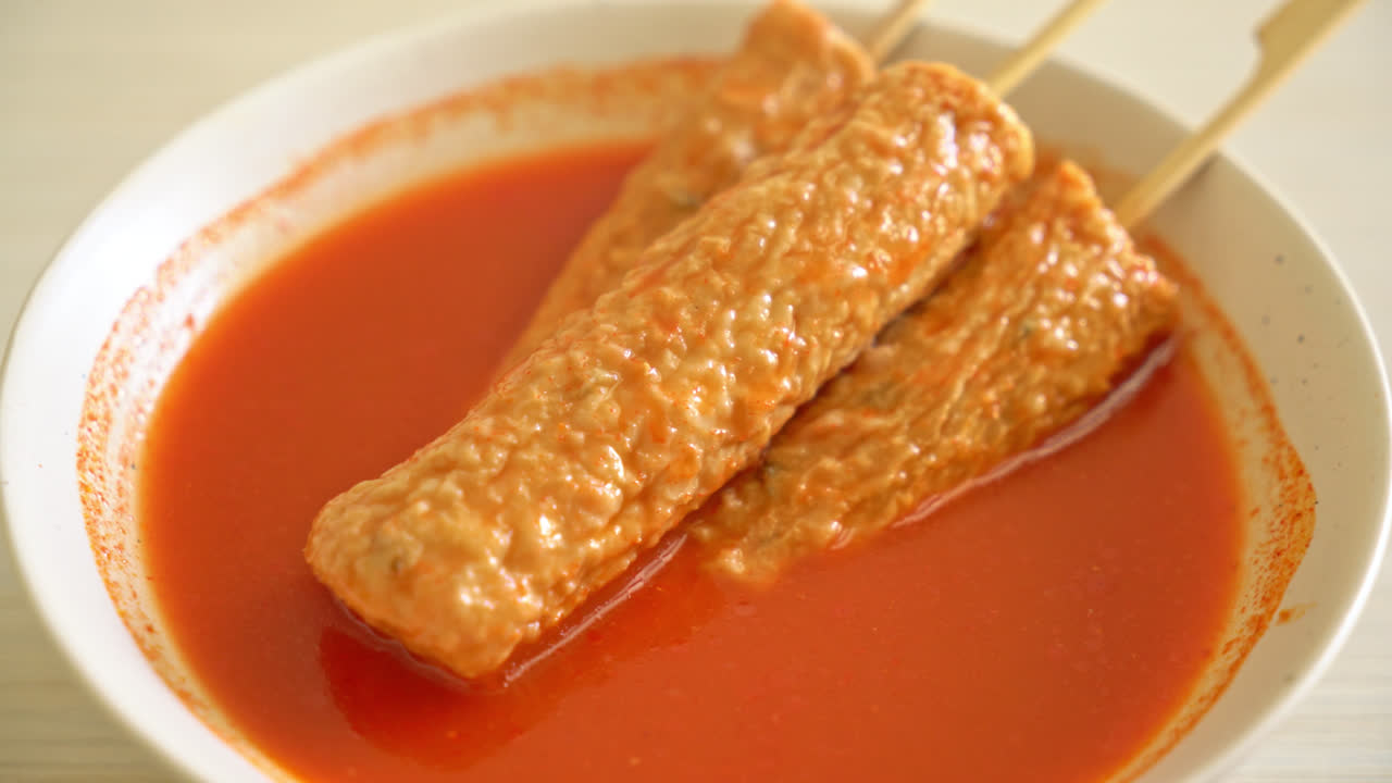 omuk - 한국 매운 수프에 한국 어묵 꼬치 - 한국 길거리 음식 스타일
