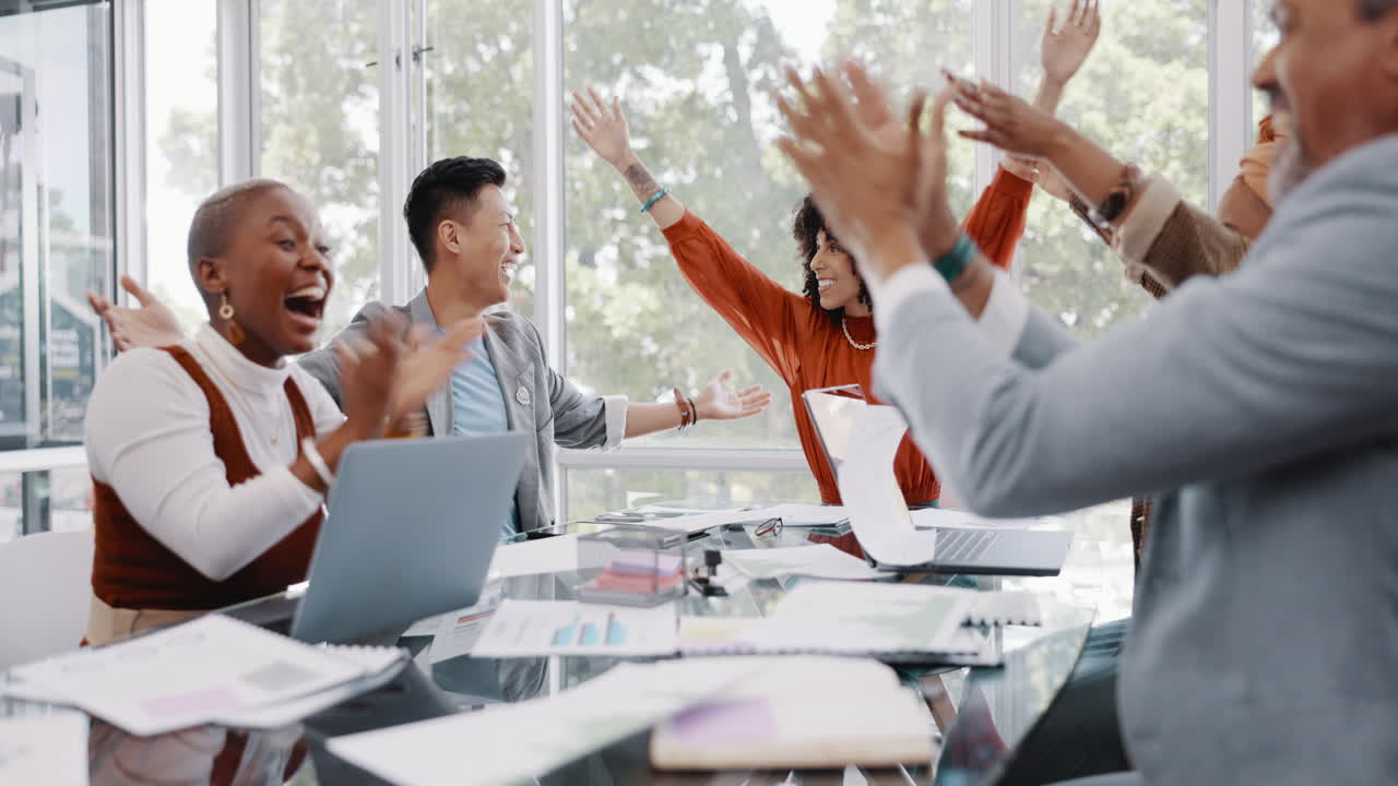 목표, 성공 또는 문서를 가진 비즈니스 사람들