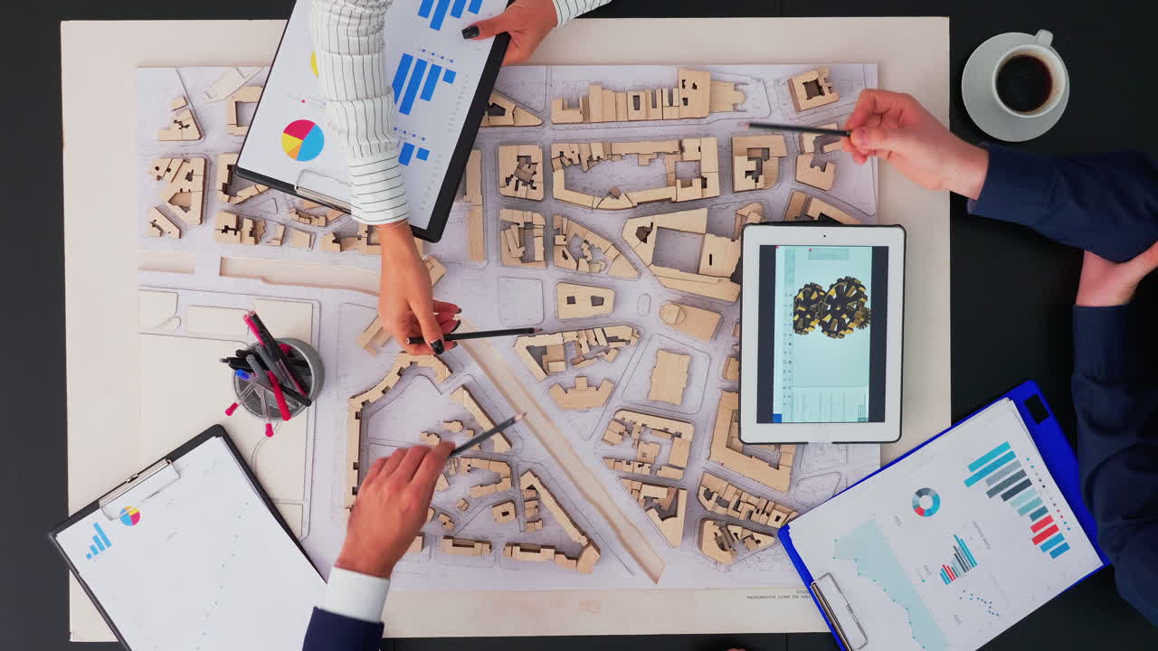 야심 찬 프로젝트를 계획하는 엔지니어들의 브레인스토밍