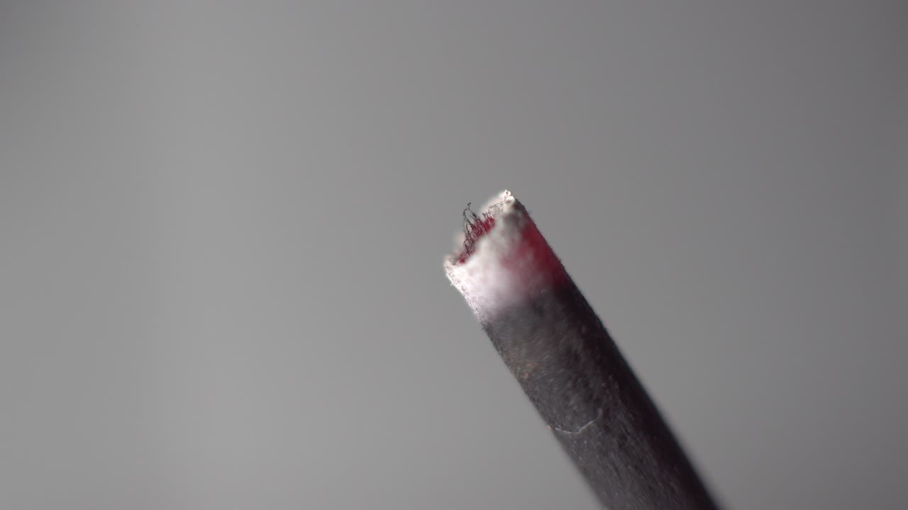 la quema de incienso macro en tiempo real, aunque parece un lapso de tiempo con un campo focal muy fino, nítido y relajante, cinemático y dramático