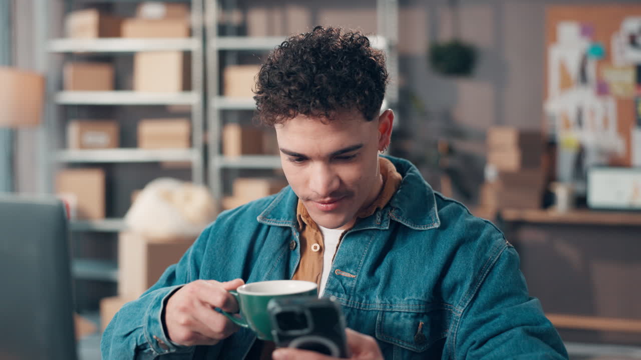 Uomo che beve caffè e usa il telefono