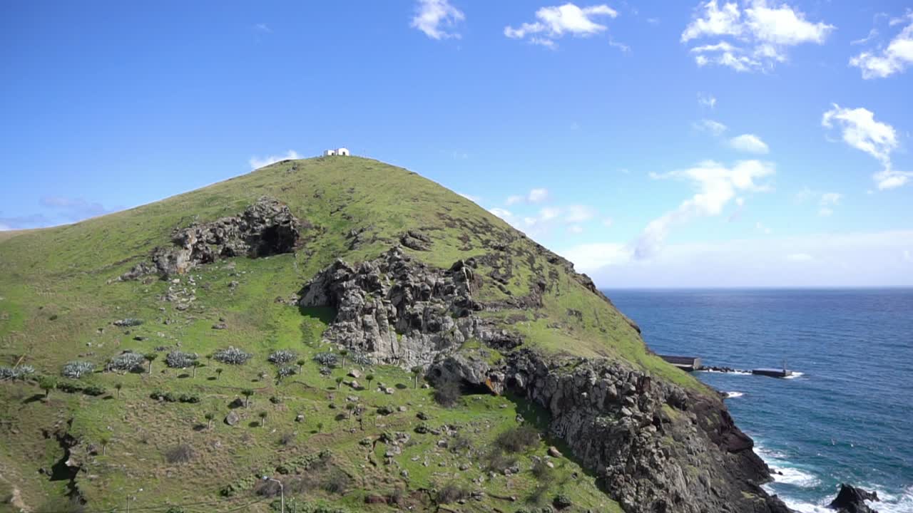 pequeña iglesia en la cima de la montaña justo sobre el océano atlántico