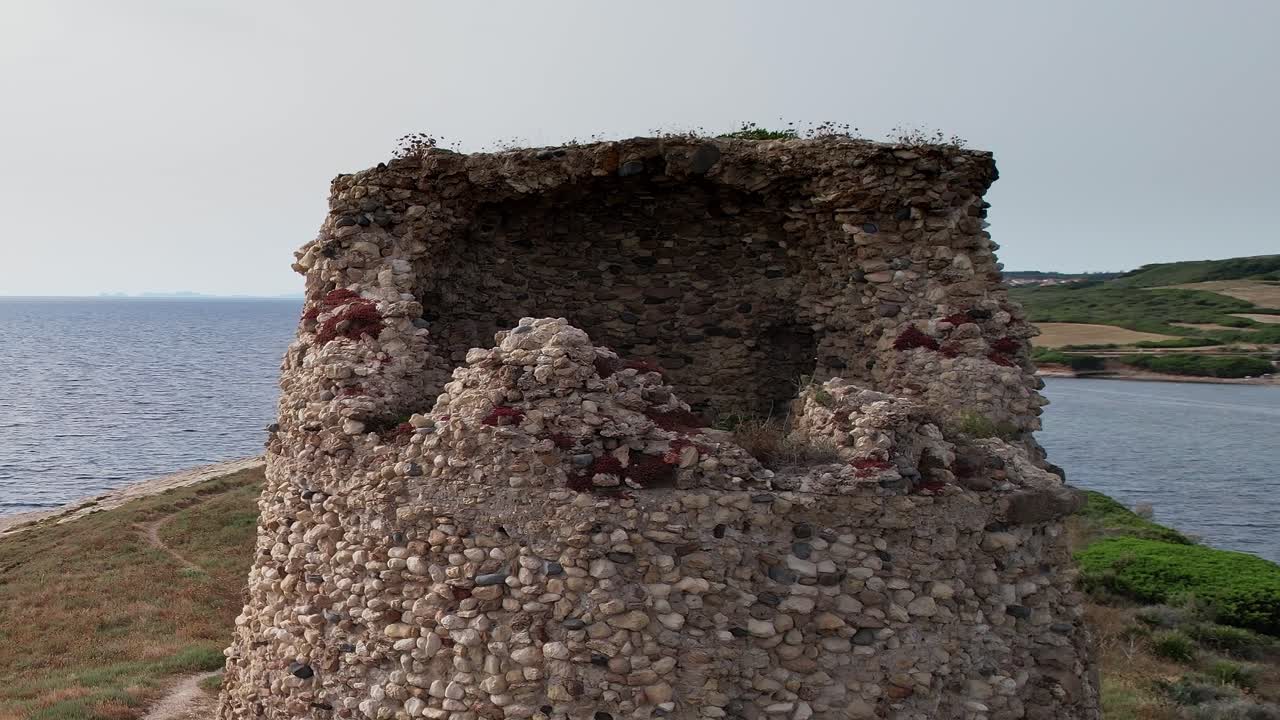 Udforskning af oldgamle ruiner ved havet på Sardinien i skyet vejr