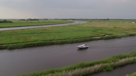 crucero en barco a motor por los canales del parque nacional de friesland, desde el aire