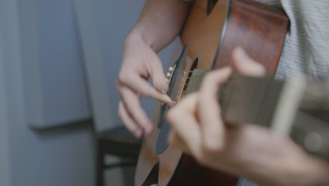 Zeitlupenaufnahmen-Einer-Person,-Die-In-Einem-Aufnahmestudio-Auf-Einer-Akustikgitarre-Klimpert