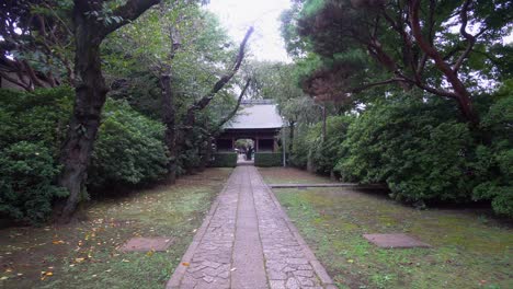 Muchos-De-Los-Templos-Budistas-Y-Sintoístas-De-Japón-Tienen-Entradas-Largas-Que-Conducen-A-Sus-Edificios-Principales,-Lo-Que-Le-Da-Tiempo-Para-Apreciar-Los-Alrededores