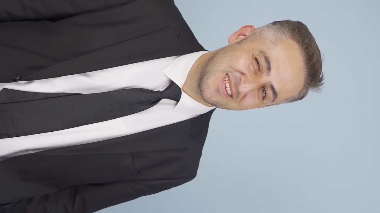 el video vertical del hombre de negocios arrogante.