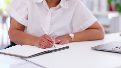 mujer de negocios, manos y cuaderno de escritura