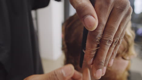 Hände-Eines-Schwarzen-Friseurs,-Der-Einen-Haarschnitt-Gibt