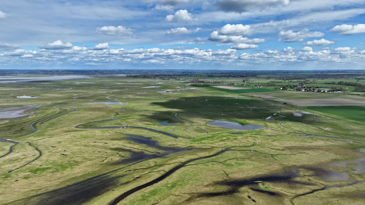el encanto atemporal de mont saint-michel brilla en sus alrededores costeros.