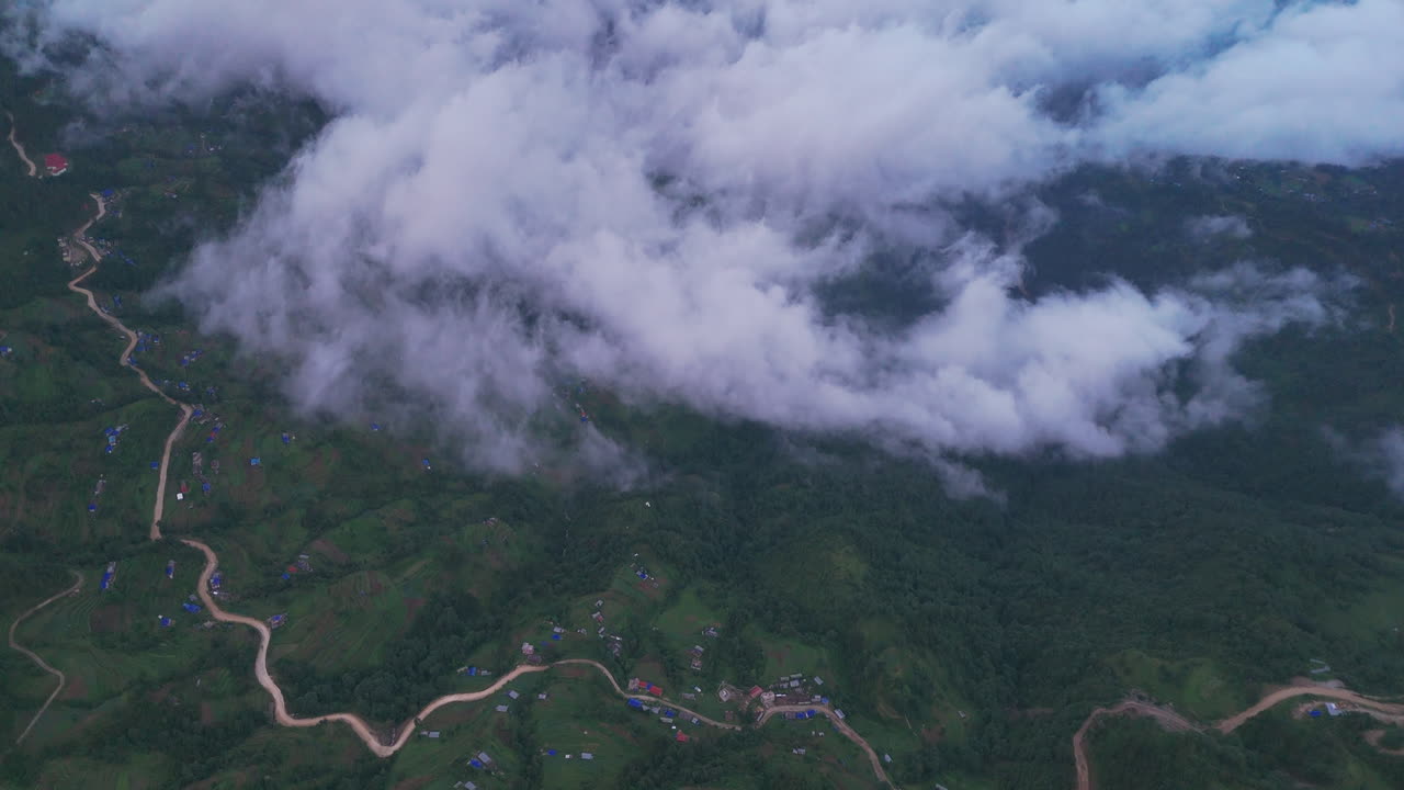 네팔의 도라카 마을의 숨을 는 드론 촬영, 구름으로 여있는 과 같은 고속도로, 아름다운 풍경, 놀라운 관광지, 자연의 아름다움을 보여주는 평화로운 환경