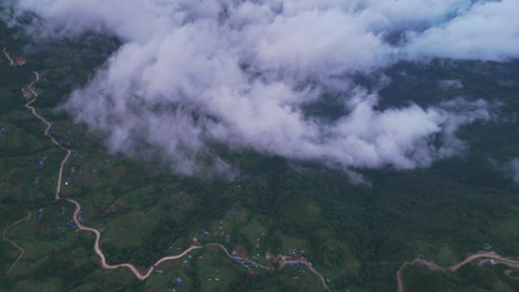 impresionante toma de drone de la aldea de dolakha en nepal, cubierta por nubes con una carretera parecida a una serpiente que serpentea el hermoso paisaje impresionante destino turístico que muestra la belleza natural entorno sereno