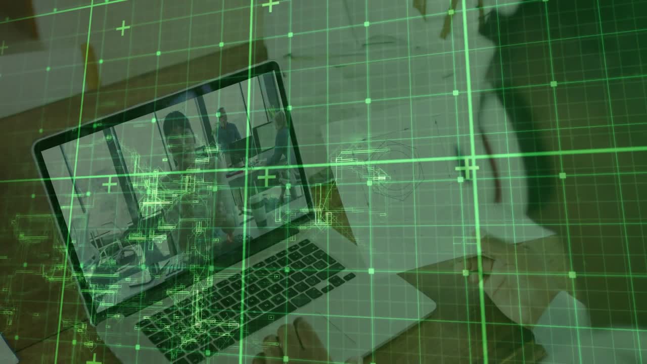 Lavoratore da casa che apre un'app per conferenze, digita e attiva una sovrapposizione a griglia per l'analisi della rete