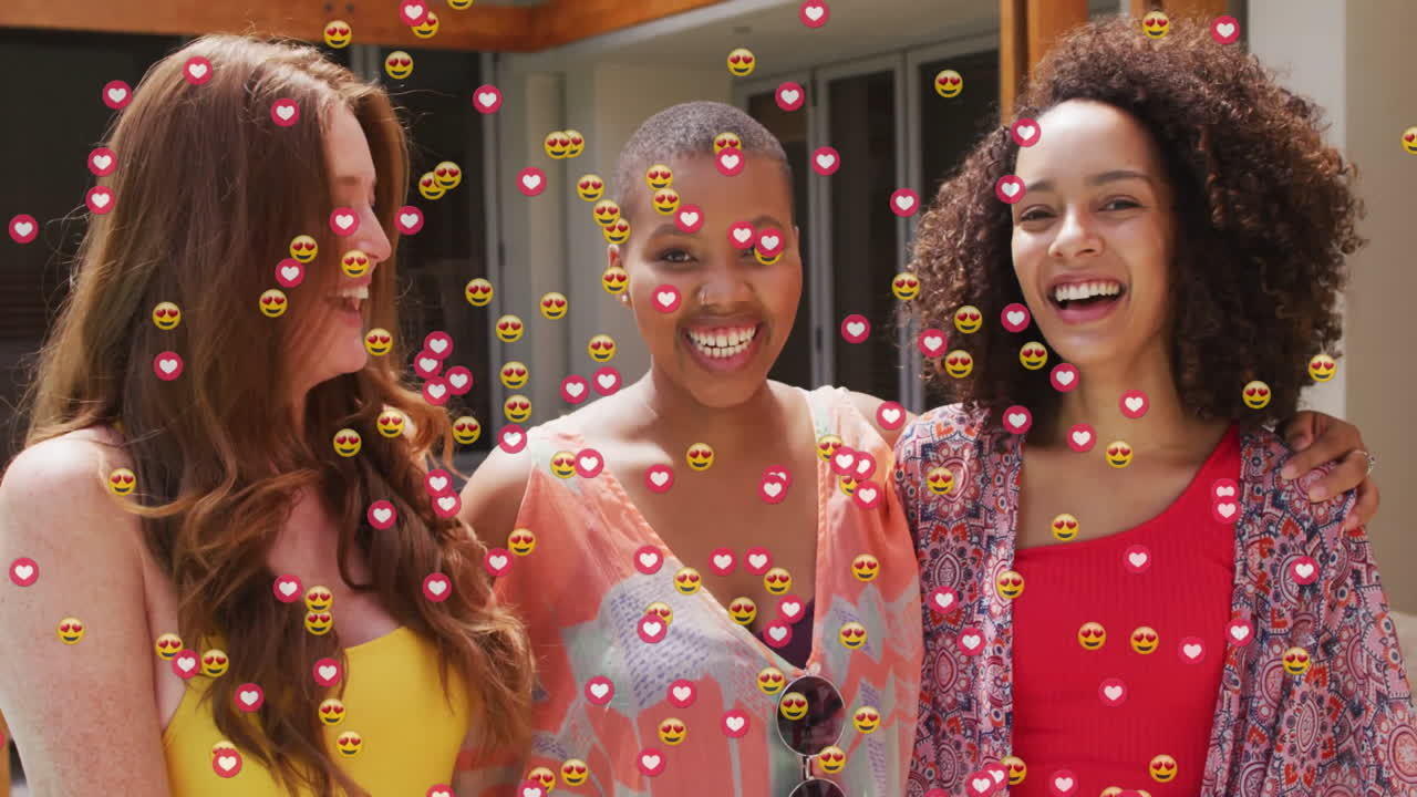 Animazione di icone multimediali su amiche di diverse etnie che si abbracciano.