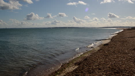 Toma-De-La-Playa-De-Guijarros-Mirando-Hacia-La-Isla-De-Wight-En-Calshot-Spit-Junto-Al-Solent,-Southampton.