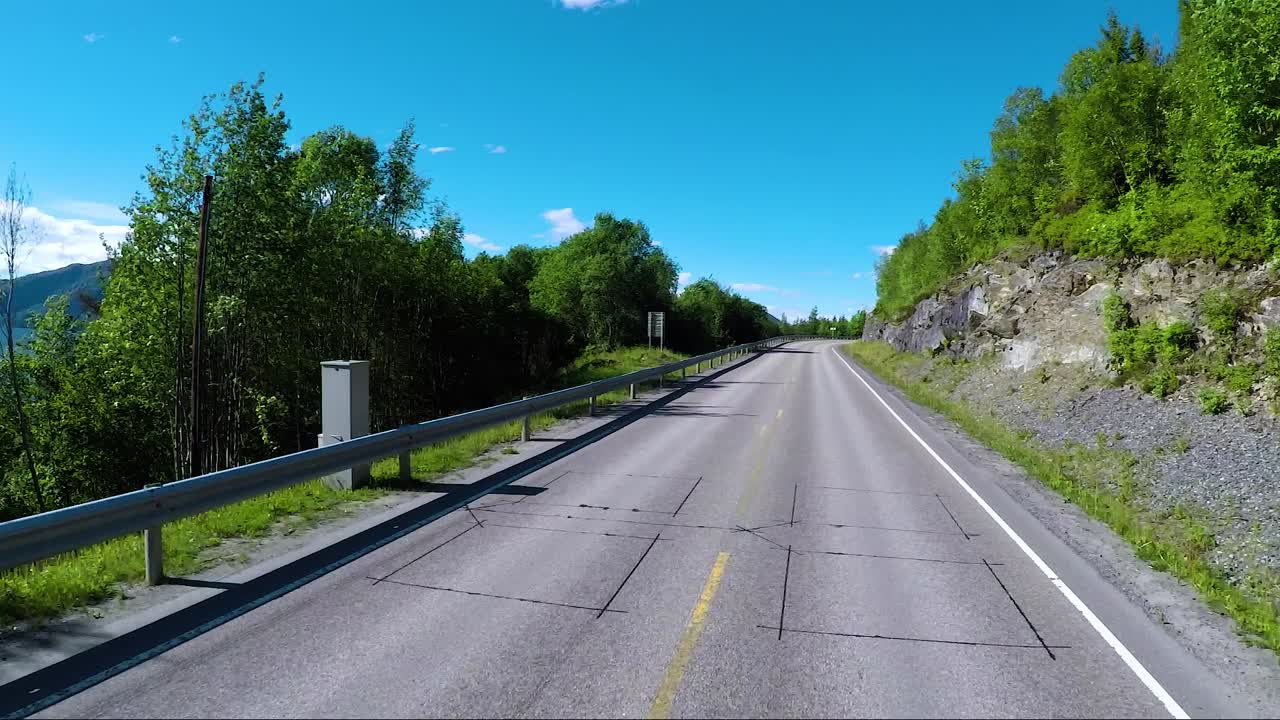 노르웨이의 도로에서 자동차를 운전하는 대서양 도로 또는 대서양 도로 (atlanterhavsveien) 는 (노르웨이의 세기의 건설) 라는 타이틀을 받았습니다.