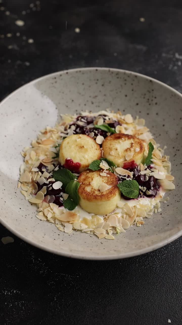 시르니키와 체리 소스