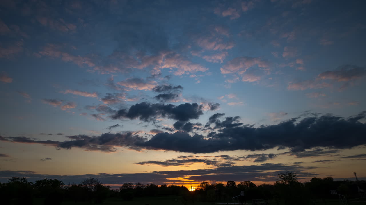 puesta de sol con nubes