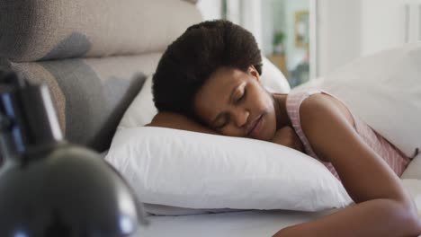 Feliz-Mujer-Afroamericana-Acostada-En-La-Cama,-Durmiendo-En-El-Dormitorio