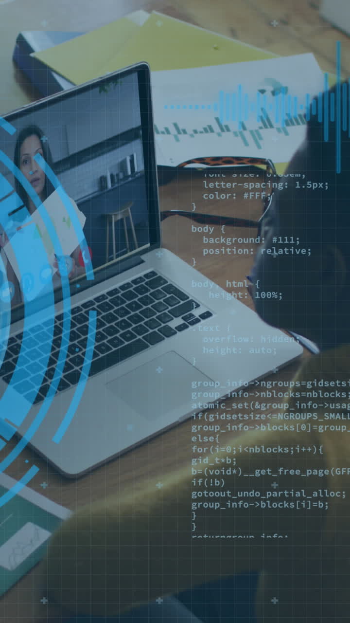 animación de escaneo de alcance y procesamiento de datos sobre mujer afroamericana haciendo una videollamada