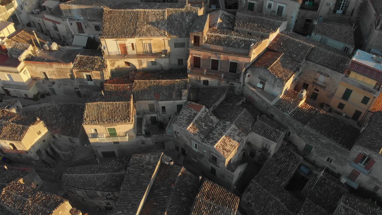 해가 뜨는 동안 시칠리아의 역사적인 도시 모디카의 위에서 내려다보는 풍경