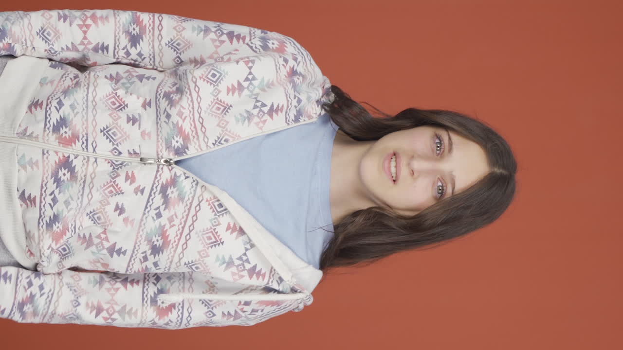 video vertical de una mujer joven haciendo una señal de alto para la cámara.